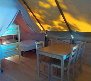Dining - ZEcamping 3* animaux acceptés tente 20m2 5 pers (Auxonne)