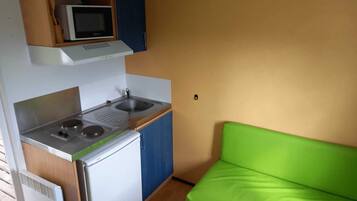 Refrigerador, microondas y parrilla de estufa