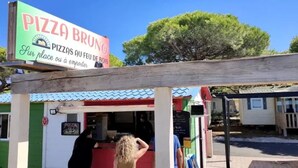 A small outdoor pizza restaurant with a sign reading "PIZZA BRUNO". - ZEcamping 3* 200m plage chiens acceptés locatif TV 36m2 6 pers (Hyères)