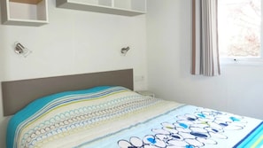 4 bedrooms, WiFi - ZEcamping 3* 200m plage chiens acceptés locatif TV 36m2 6 pers (Hyères)