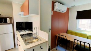 Fridge, microwave, stovetop