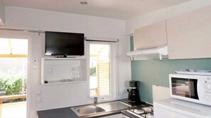 Refrigerador, microondas, placa de cocina