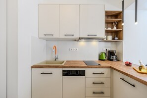 Réfrigérateur, four à micro-ondes, un four, surface de cuisson