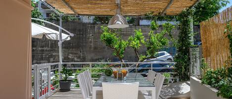 تناول الطعام بالخارج