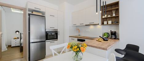 Réfrigérateur, micro-ondes, four, lave-vaisselle