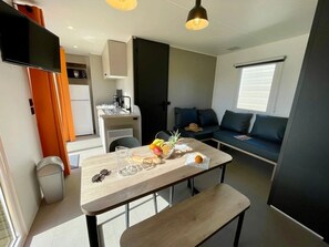 Unclassified image, 2 of 23, button