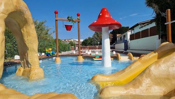 Een waterpark met glijbanen en een zwembad.
