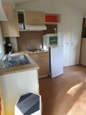 Refrigerador, microondas, parrilla de estufa y tostadora 