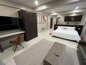 Deluxe Studio Suite, 1 King Bed, Pool View