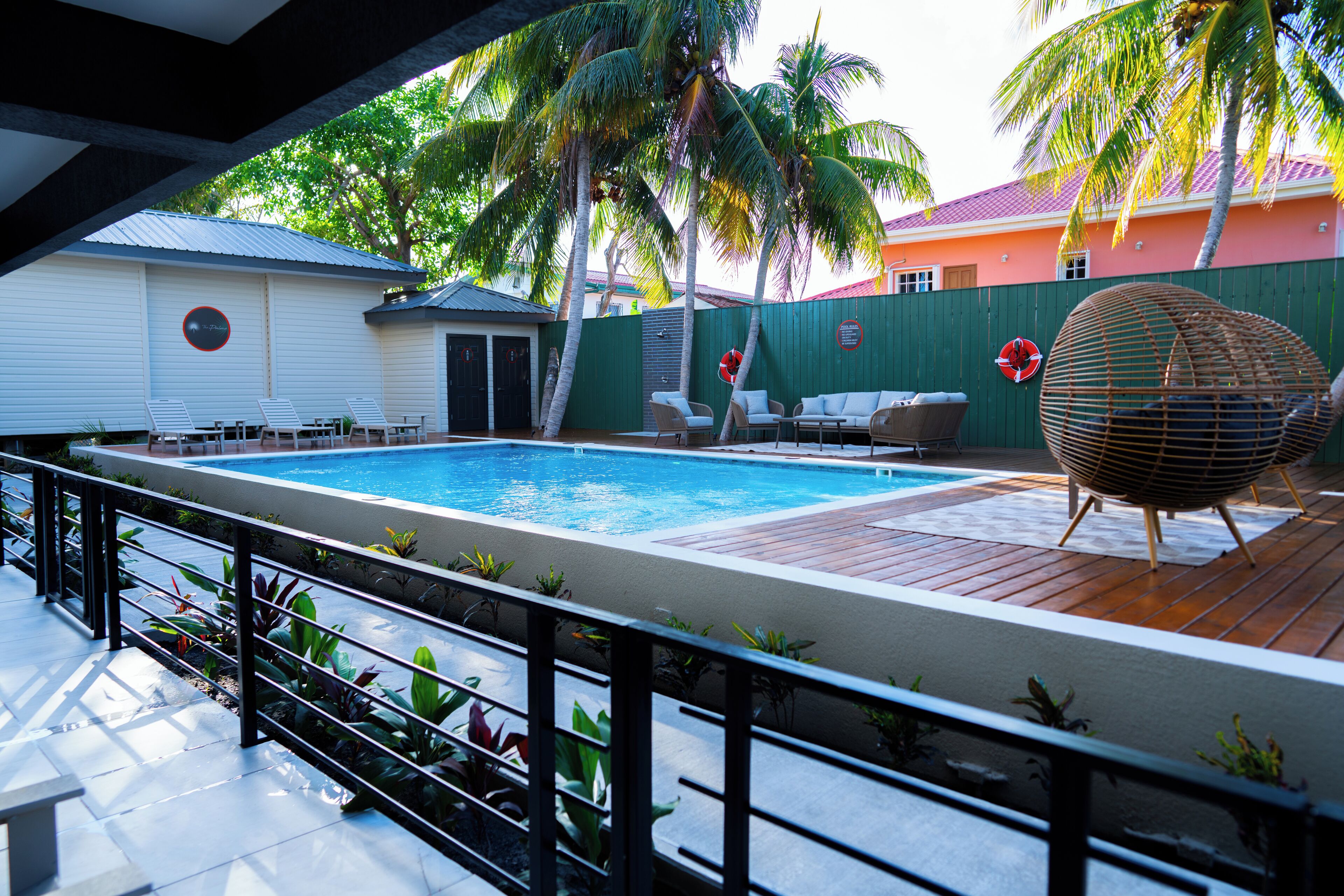 Minibar, caja de seguridad en la habitación y escritorio 