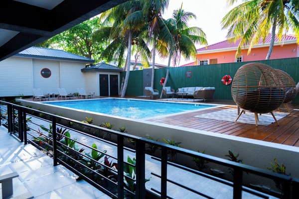 Minibar, caja de seguridad en la habitación y escritorio