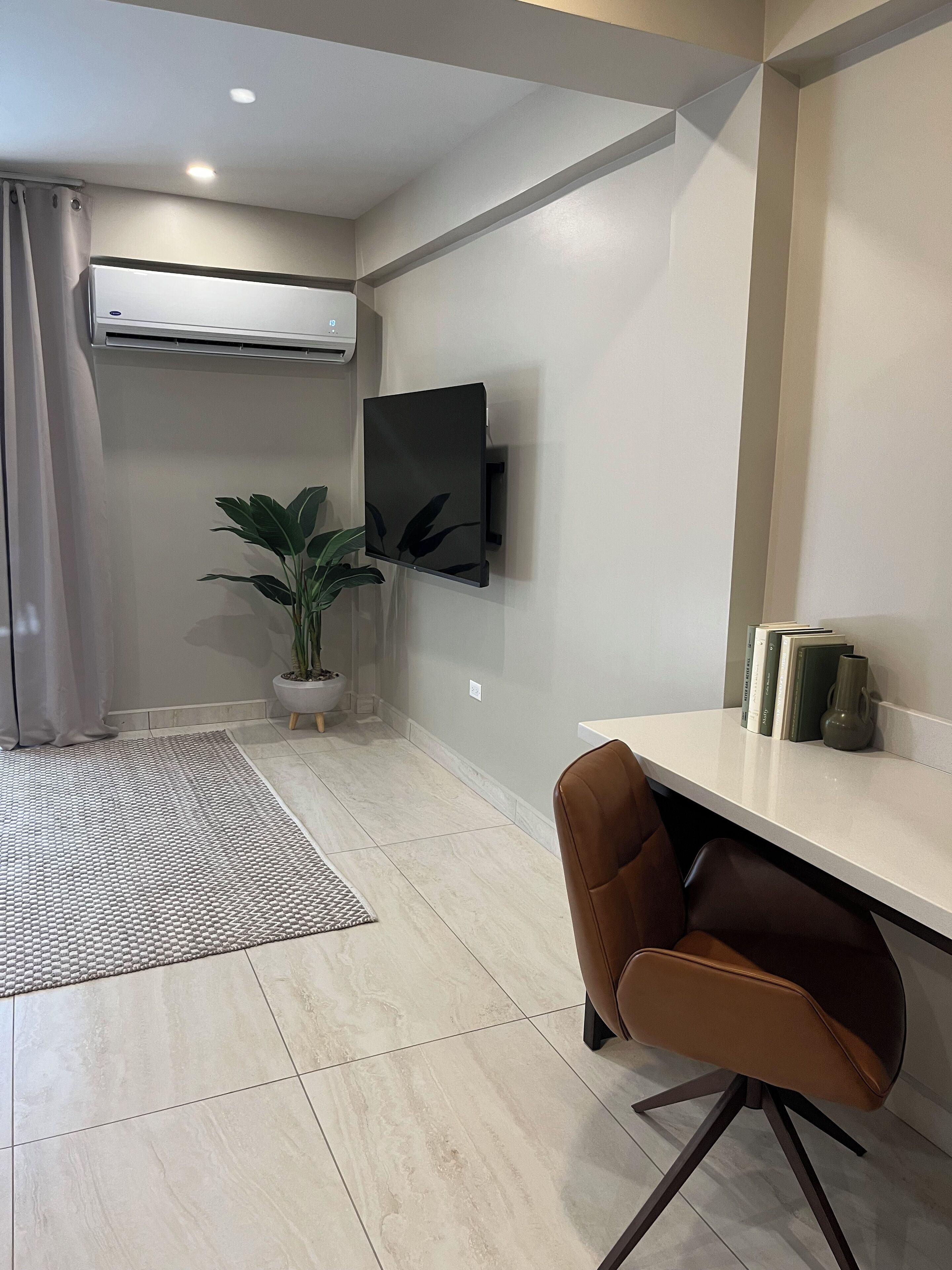 Een minibar, een kluis op de kamer, een bureau, een laptopwerkplek