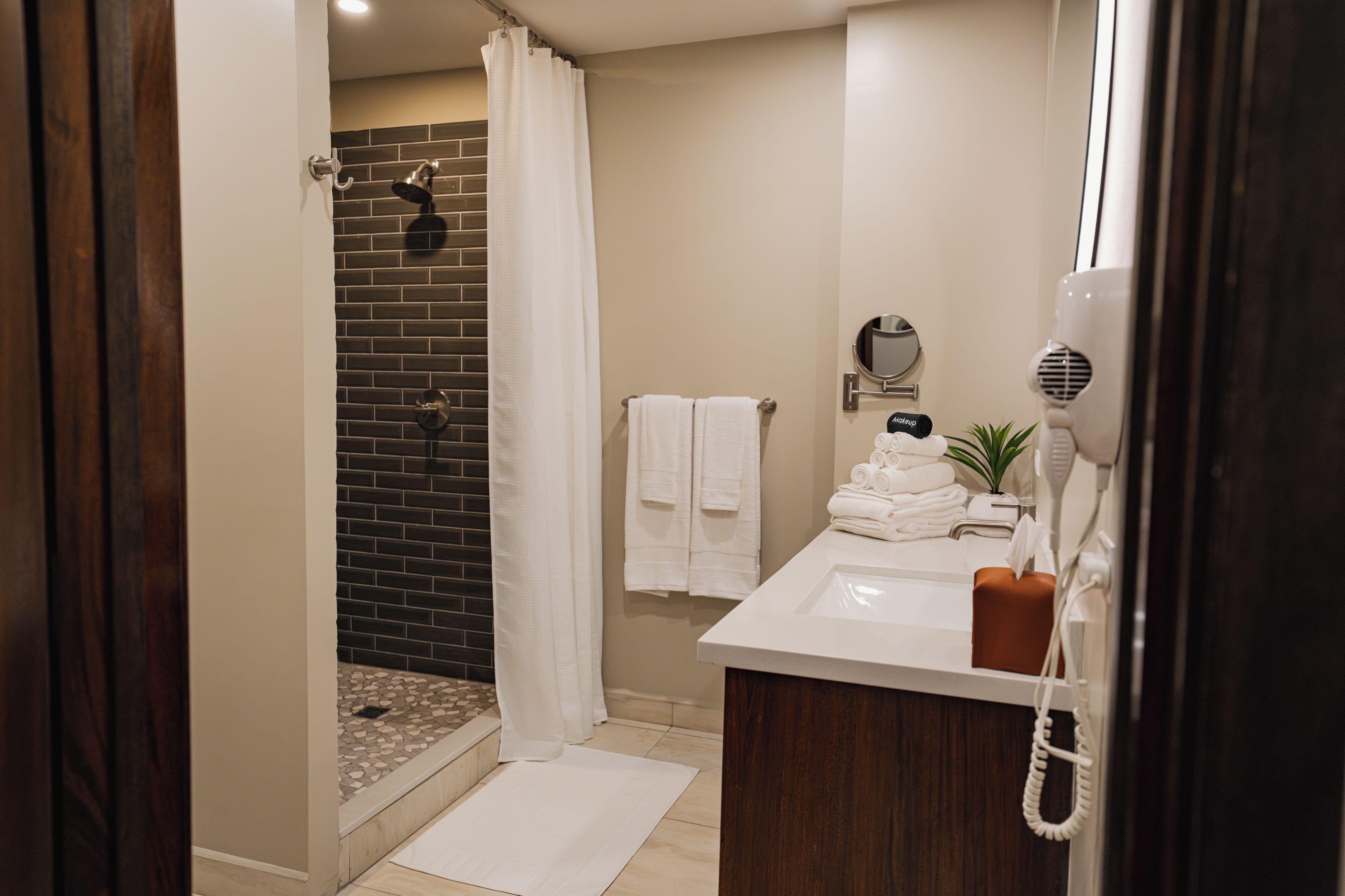 Deluxe Studio Suite, 2 Queen Beds, Pool View | Bathroom