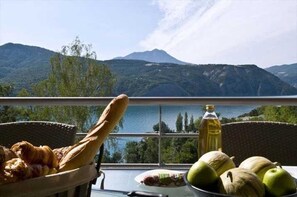 Outdoor dining - ZEcamping 3 étoiles animé pataugeoire pet friendly locatif TV LV clim (Le Sauze-du-Lac)