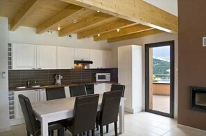 Fridge, microwave, oven, stovetop - Appartement 3 étoiles - Piscine  - efbgic (Le Sauze-du-Lac)