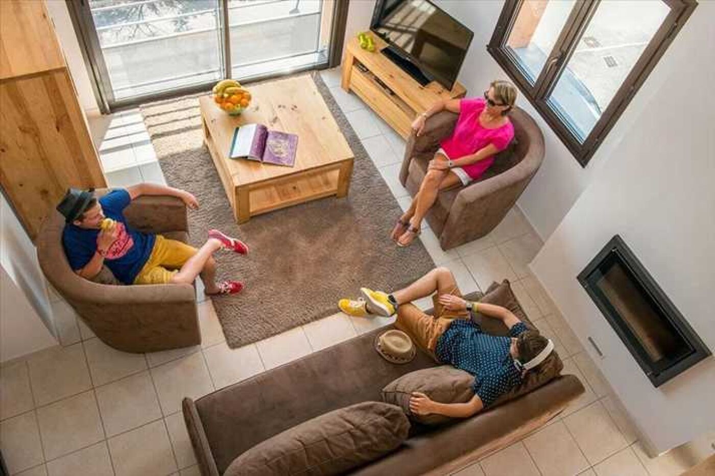 Ein modernes Wohnzimmer mit einer Couch, einem Couchtisch und einem Fernseher.