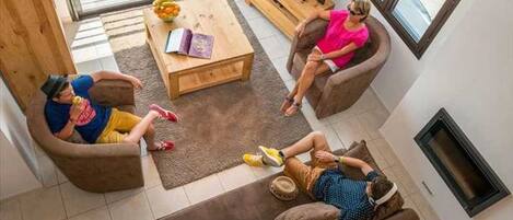 Ein modernes Wohnzimmer mit einer Couch, einem Couchtisch und einem Fernseher.