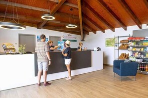 Lobby - ZEcamping 3* pataugeoire chiens acceptés animations locatif TV LV clim (Le Sauze-du-Lac)