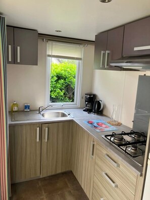 Kjøleskap, mikrobølgeovn og kokeplater