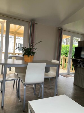 Unclassified image, 5 of 25, button - Camping 3 étoiles - Piscine - efcaaf (Guémené-Penfao)