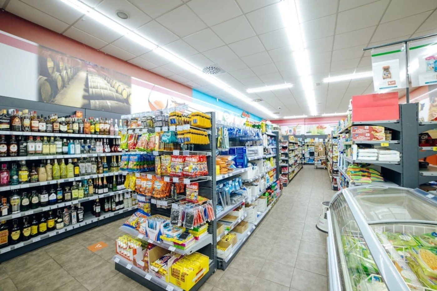 Un rayon d’épicerie avec des étagères remplies de divers produits.