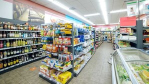 A grocery store aisle with shelves stocked with various products including beverages, snacks, and packaged goods. - ZEcamping 5* familial espace aquatique locatif TV LV clim 32m2 5 pers (Sant Felip Neri)