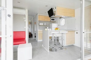 Geladeira, micro-ondas, cooktop, talheres/pratos/utensílios de cozinha