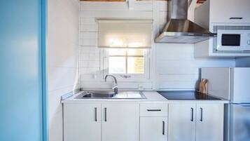 Geladeira, micro-ondas, cooktop