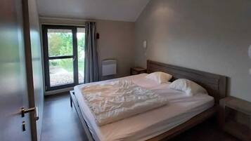 3 slaapkamers, een strijkplank/strijkijzer, wifi