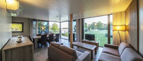 Tv och ett bordtennisbord