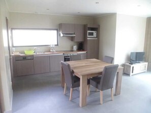 冷蔵庫、電子レンジ、オーブン、コンロ