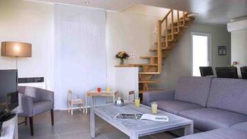 Una televisión, una mesa de tenis de mesa