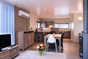 冷蔵庫、電子レンジ、オーブン、コンロ