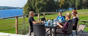 Outdoor dining - ZEcamping 4* familial animaux acceptés jacuzzi locatif TV LV clim (Froidchapelle)