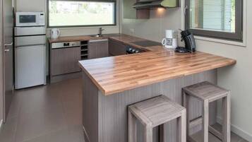 Een koelkast, een microgolfoven, een oven, een kookplaat