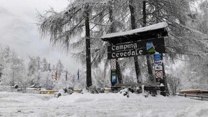 A snow-covered signpost with the text "Camping Cevedale" and various symbols indicating amenities and restrictions. - ZEcamping 2* animations locatif TV 40m2 5 pers (Fucine)