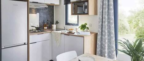 Réfrigérateur, four à micro-ondes, surface de cuisson, lave-vaisselle