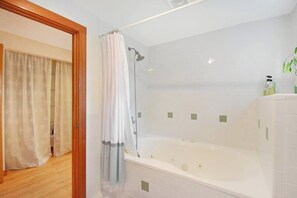 Dusche, Haartrockner, Shampoo