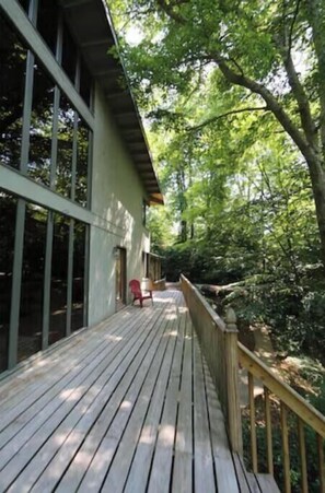 Terrace/patio - Charming Spacious Chalet Creek Side Corporate Renting in Marietta  (Marietta)