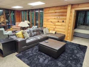 Interior - Charming Spacious Chalet Creek Side Corporate Renting in Marietta (Marietta)