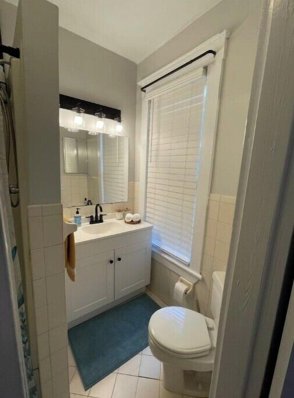 Een douche, een haardroger, handdoeken, zeep
