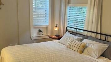 1 slaapkamer, een strijkplank/strijkijzer, gratis wifi, beddengoed