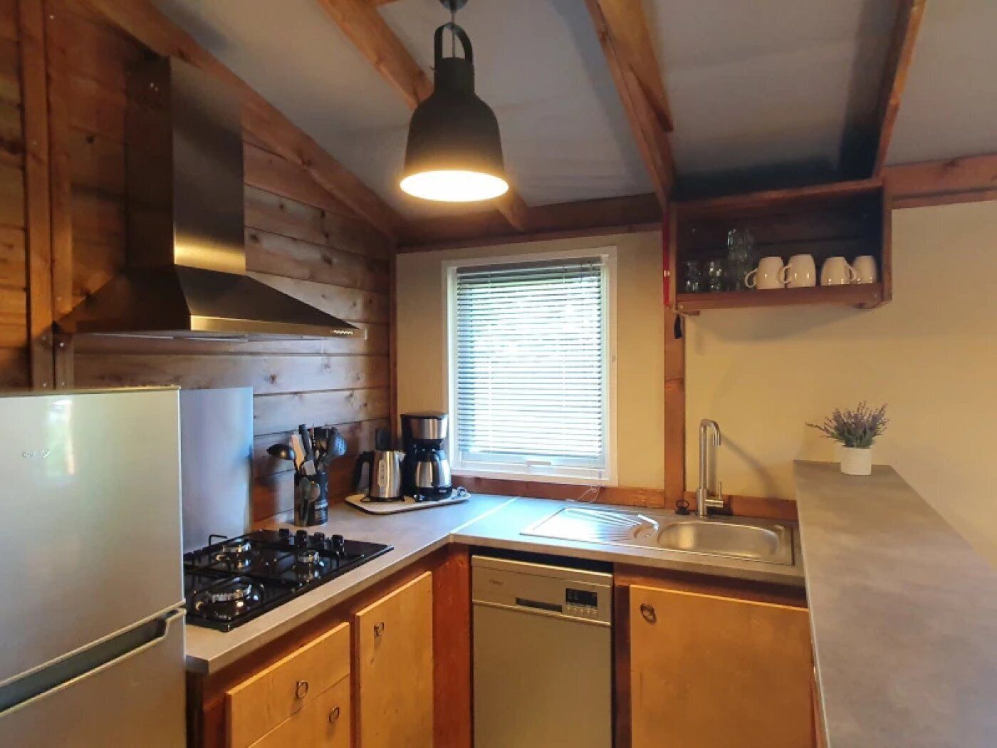 Een koelkast, een microgolfoven, een kookplaat, een vaatwasser