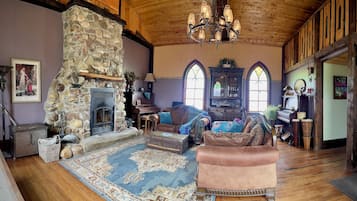 TV, fireplace, DVD player, books