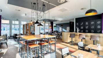 Petit déjeuner buffet servi tous les jours en supplément