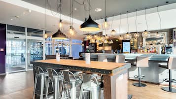 Bar (trong khuôn viên)