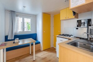 Kühlschrank, Mikrowelle, Herdplatte