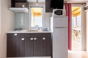 Fridge, microwave, stovetop - Camping 3 étoiles - Parc aquatique - efchge (Bormes-les-Mimosas)