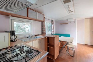 Refrigerador, microondas y parrilla de estufa 
