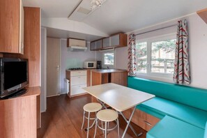 Frigorifero, microonde, piano cottura